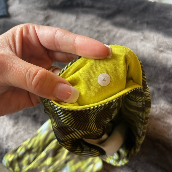 WORN ONCE-NEVER USED TO WORKOUT. Lululemon Wunder Under leggings - SIZE 4 - Picture 2 of 8